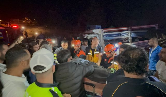 Traktörlele kamyonet çarpıştı; 1 ölü, 1 yaralı