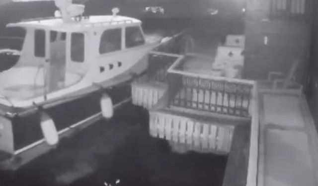 Üsküdar'da yolcu vapuru yalıya çarptı
