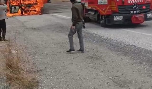 Van'da seyir halindeyken alev alan kamyonet yandı