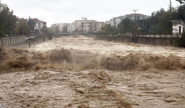 Yalova'da sağanak nedeniyle sel sularında mahsur kalan bekçi kepçeyle kurtarıldı (2)