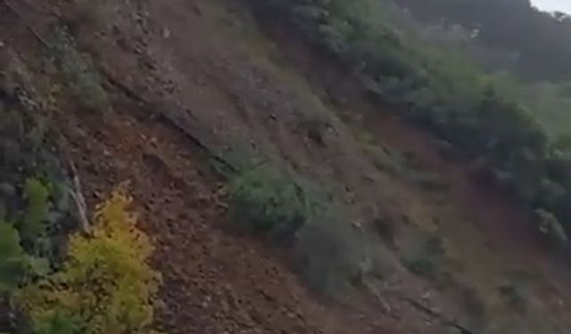 Yalova'da sağanak nedeniyle sel sularında mahsur kalan bekçi kepçeyle kurtarıldı (3)