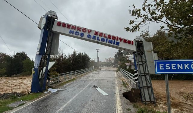 Yalova'da sağanak nedeniyle sel sularında mahsur kalan bekçi kepçeyle kurtarıldı