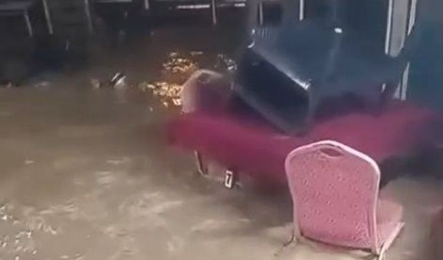 Yalova'da sel suları vatandaşı ve aracı sürükledi