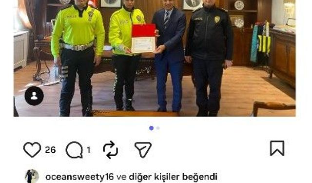 Yaralı ıslanmasın diye başında şemsiyeyle bekleyen kadın polise başarı belgesi