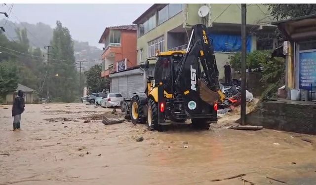 Zonguldak'ta sağanak; dereler taştı, istinat duvarı çöktü