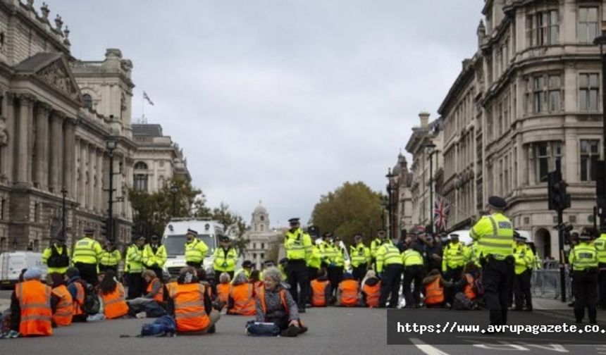 İngiltere'de yolları trafiğe kapatmışlardı! Çevreci aktivistlere hapis cezası!
