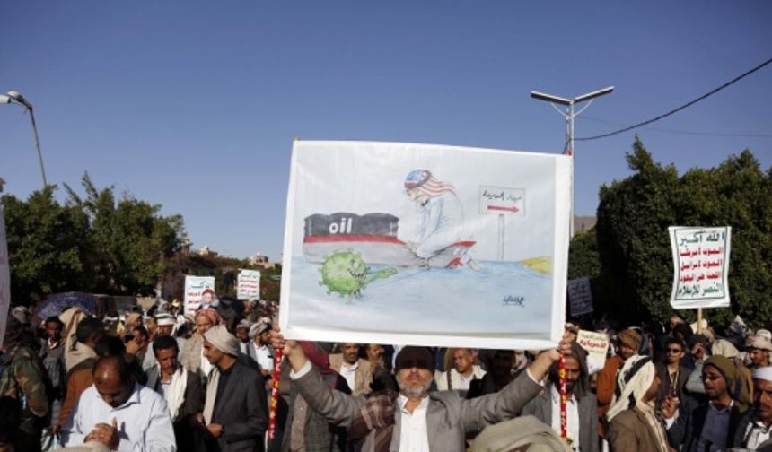 Yemen'deki İran destekli Husilerin kontrolü altındaki bölgelerde binlerce kişi yakıt krizini protesto etti