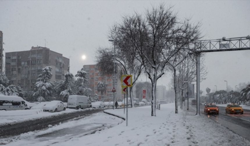 İstanbul'da 9 Mart'tan bu yana aralıklarla devam eden kar yağışı, sabah saatlerinde etkisini artırdı.