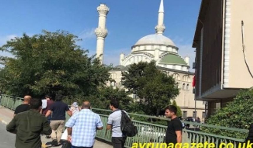 İstanbul'daki deprem Hacı Ahmet Tükenmez Camisi'nin minaresinin yıkılması