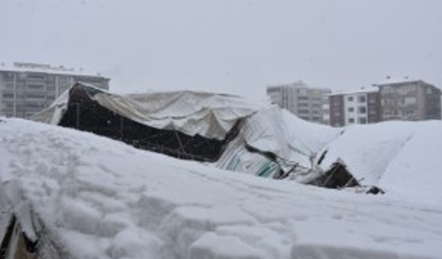 GÜNCELLEME - Malatya'da kar yağışı nedeniyle çatı çöktü, 15 araçta hasar oluştu