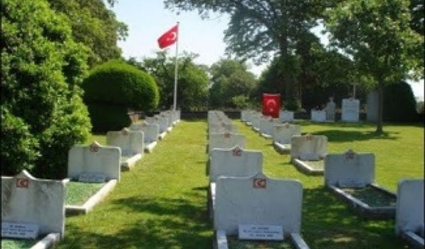 İngiltere Brookwood Türk Hava Şehitliği’nde Çanakkale Zaferi ve şehitler