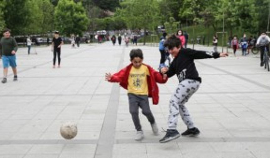 İstanbul'da parklar, sahiller ve sokaklar çocuk sesleriyle şenlendi