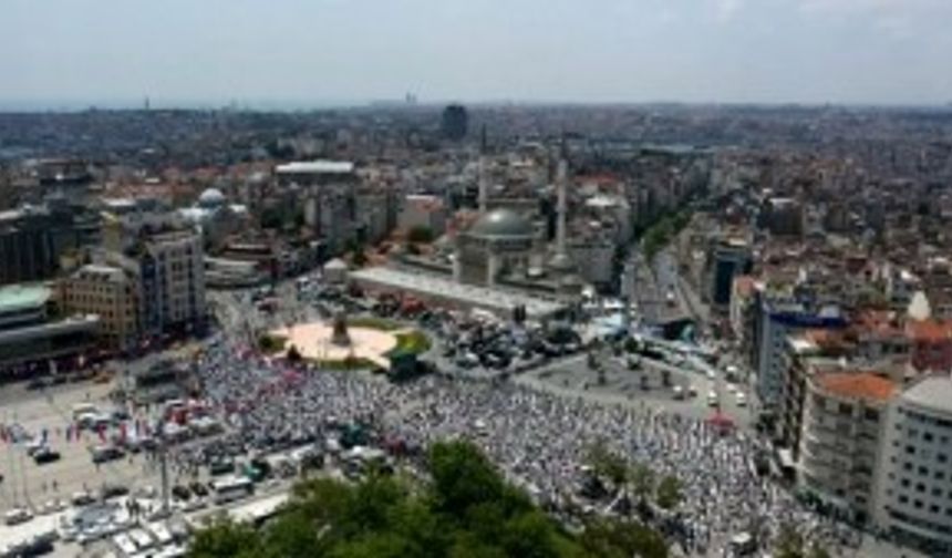 Taksim'e yapılan cami kılınan cuma namazıyla ibadete açıldı