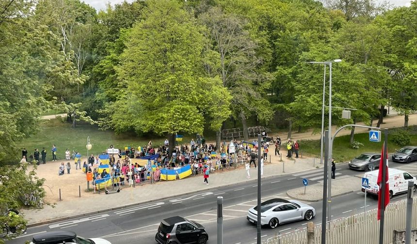 Almanya'da Ukraynalılardan Türkiye Mariupol'ü kurtar sloganı
