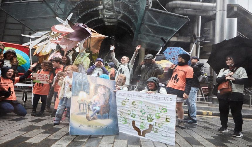 İngiltere'de çocuklardan fosil yakıt projesine protesto