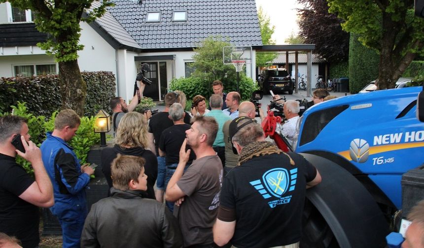 Hollanda'da protestocu çiftçiler Bakan evine saldırdı