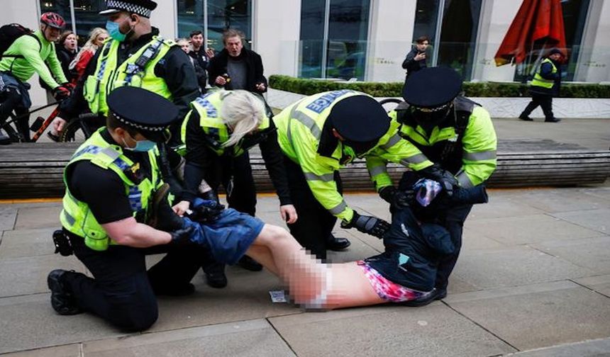 İngiltere'de polis halka sert davranıyor