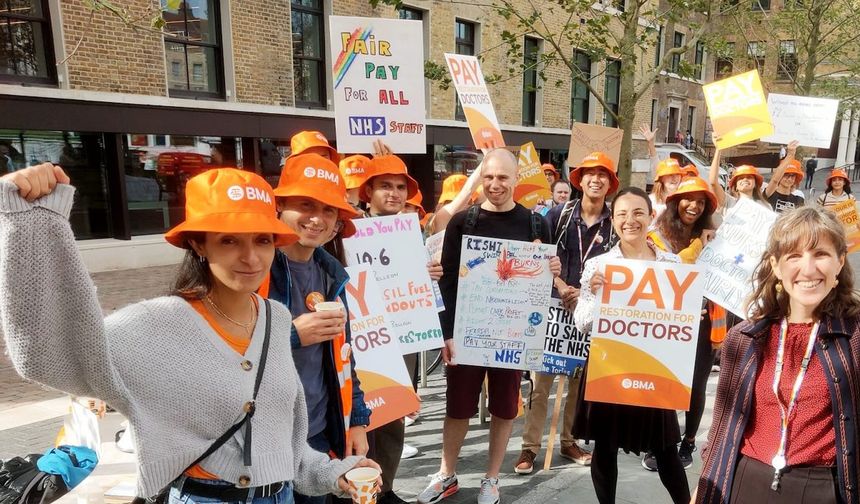 İngiltere Tabipler Birliği hekimleri grev başlattı