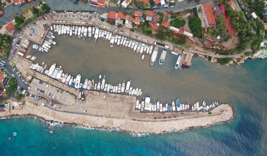 Antalya'nın Kaş ilçesinde denizin rengi değişti