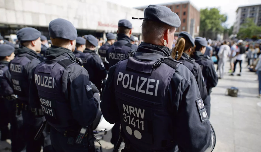 Mannheim'da polis ateş ederek palalı bir kişiyi öldürdü