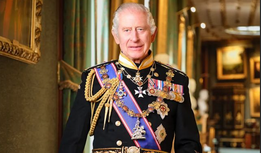 Kral Charles, Kara Havacılık Komutanlığındaki Kurmay Albay rütbesini oğlu Prens William'a devretti