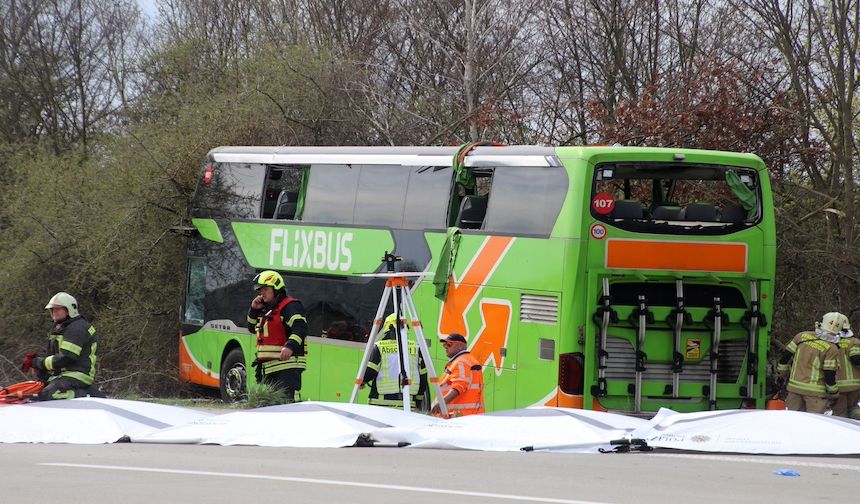 Leipzig şehrinde otoyolda yolcu otobüsünün devrilmesi sonucu en az 1 kişi hayatını kaybetti