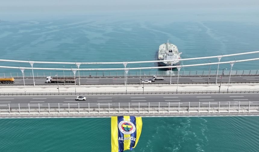 Avrupa şampiyonu Fenerbahçe'nin bayrağı boğaz köprüsünde