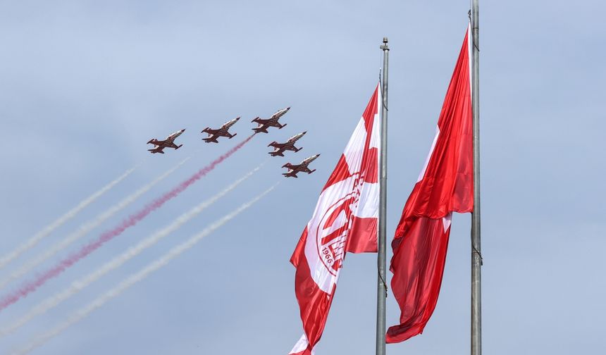 Türk Hava Kuvvetlerinin akrobasi timi Türk Yıldızları, Antalya'da gösteri uçuşu yaptı