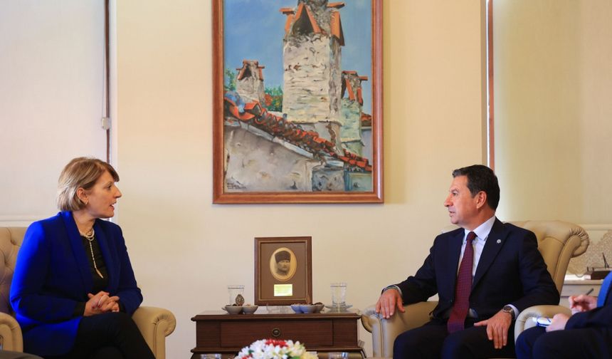 İngiliz Büyükelçi Jill Morris Muğla Büyükşehir Belediye Başkanı Ahmet Aras'ı ziyaret etti