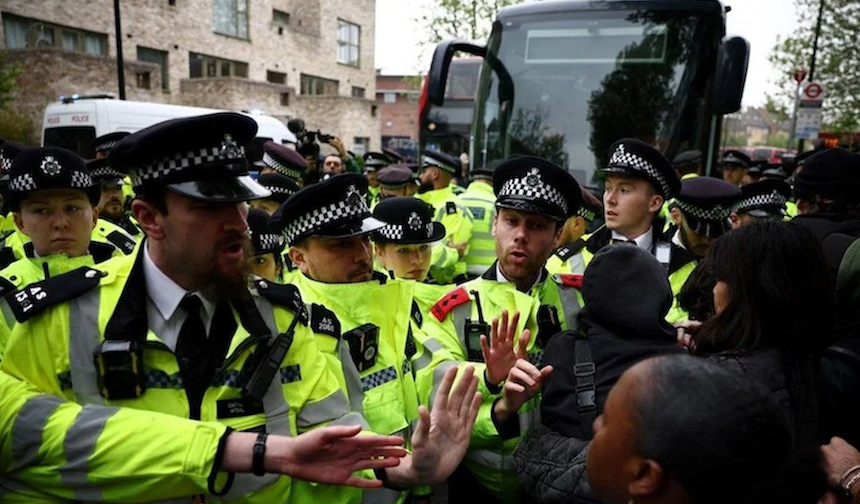 Londra'da Southwark polisi sığınmacı otobüsüne engel olanları gözaltına aldı
