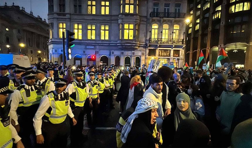 İngiltere'de bir polis memuru "Hamas'a destek" iddiasıyla gözaltına alındı