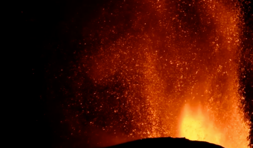 Etna dağı İtalya'da üçlü şekilde kül ve lav püskürttü