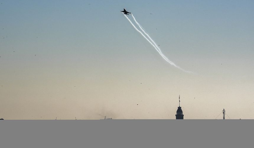 SOLOTÜRK,  İstanbul Boğazı ve çevresinde uçuş yaptı