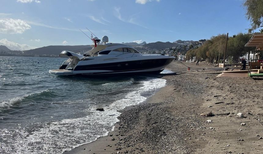 Bodrum'da açıkta demirli yat rüzgar nedeniyle karaya sürüklendi