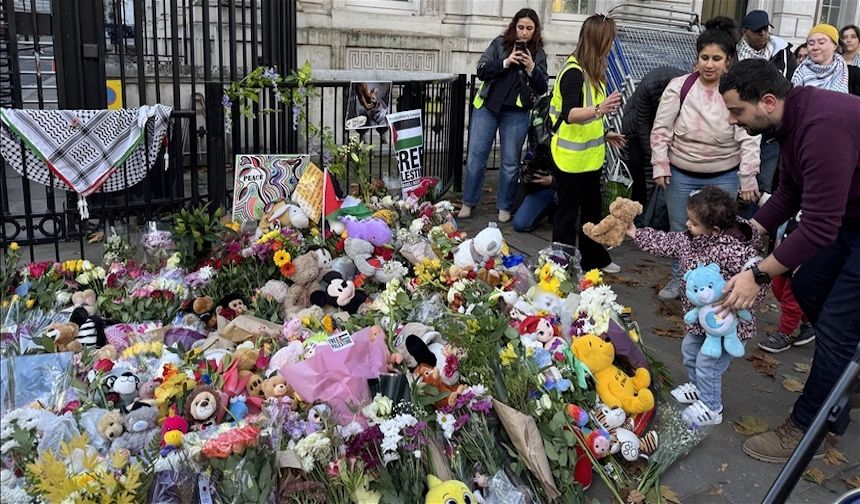 Londra'da binlerce kişi, öldürülen Gazzeli çocuklar anısına Başbakanlık sokağına oyuncak bıraktı