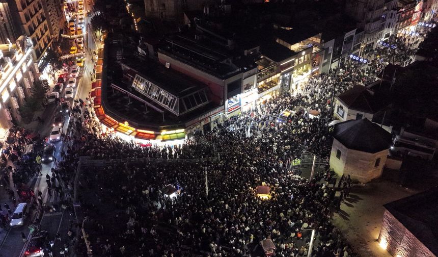 İstanbul'da binlerce kişi yeni yıla kentin önemli meydan ve caddelerinde düzenlenen kutlamalarla girdi.