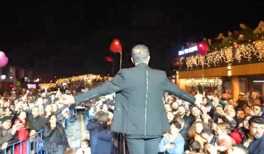 Hatay'ın Defne ilçesinde şarkıcı Haluk Levent, afetzedelere ücretsiz konser verdi.