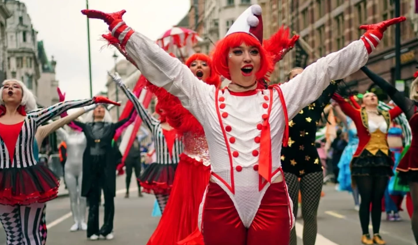 Londra'da düzenlenen geleneksel Yeni Yıl Geçit Törenine on binlerce kişi katıldı