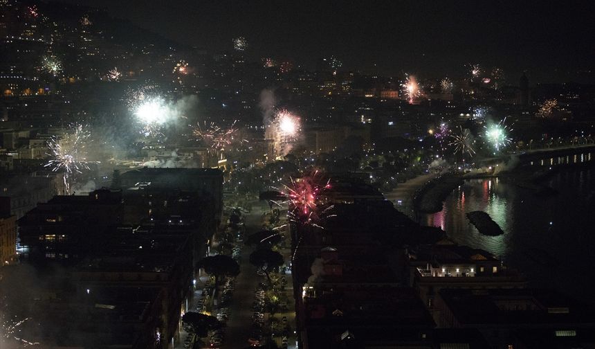 Napoli kentinde, yeni yıl kutlamaları kapsamında gökyüzü havai fişeklerle aydınlatıldı.