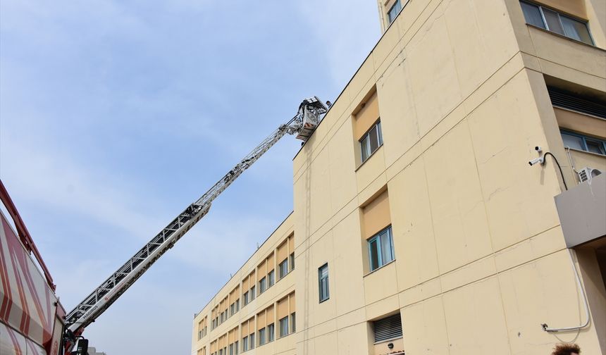 Akdeniz Üniversitesi Hastanesi Acil Servisi yangın nedeniyle tahliye ediliyor
