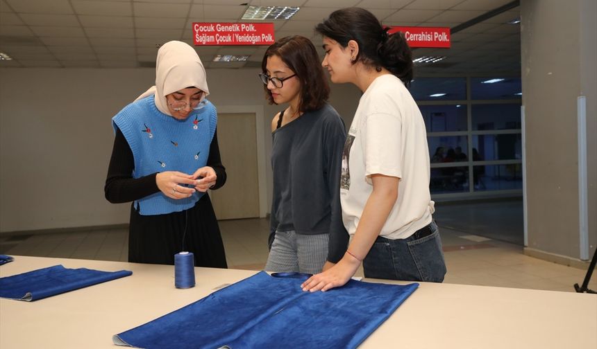 Antalya'da "Haydi Bir Dikiş De Sen At" etkinliğiyle kolon kanserine dikkati çektiler