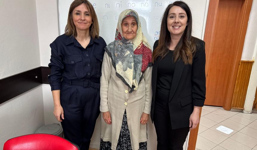 Çocukken ailesinin okutmadığı "Ayşe Teyze"ye devlet 65 yaşında okuma yazma kursu açtı