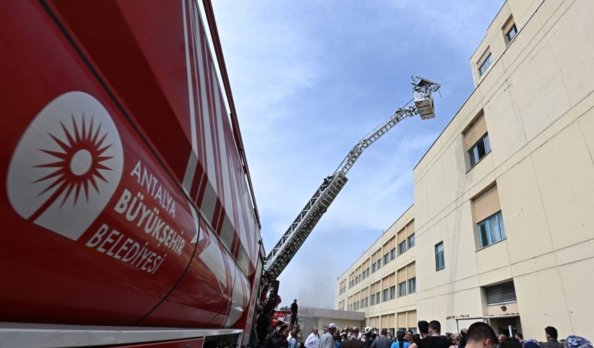 GÜNCELLEME - Akdeniz Üniversitesi Hastanesi Acil Servisi yangın nedeniyle tahliye edildi