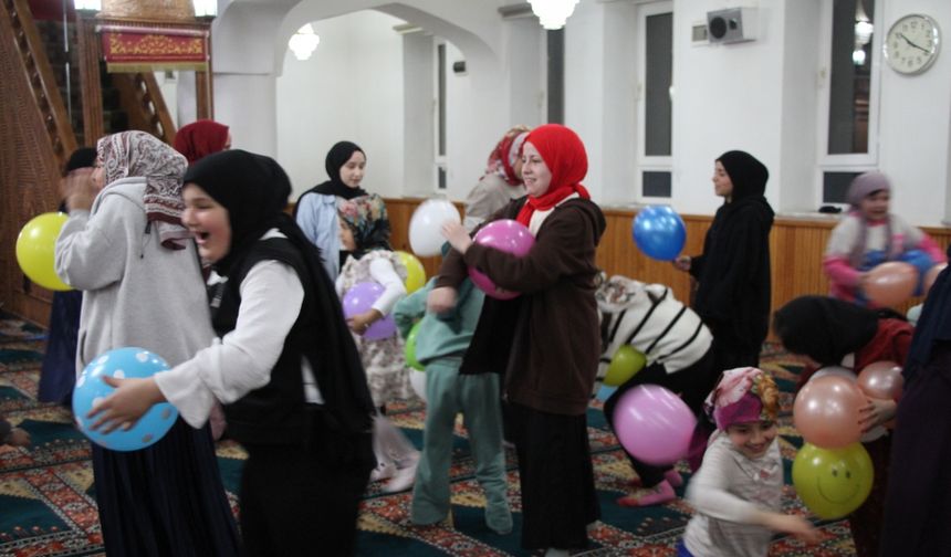 Sakarya'da camiye gelen çocuklar oyun ve hediyelerle ramazan coşkusunu yaşıyor