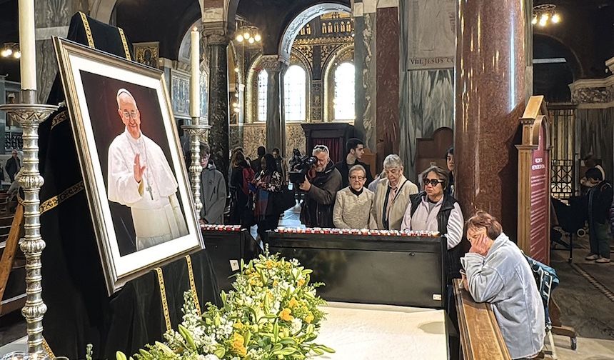 Westminster Katedrali dışındaki Vatikan bayrağı yarıya indirildi