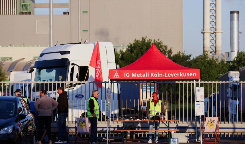 Aralarında çok sayıda Türk işçilerin bulunduğu Ford fabrikası Köln'de greve gitti