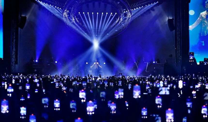 Megastar Tarkan İngiltere’de tarih yazdı