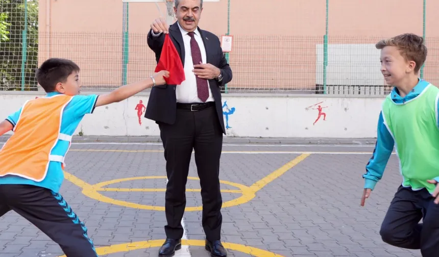 Bakan Tekin'den karne öncesi öğrencilere moral ziyareti