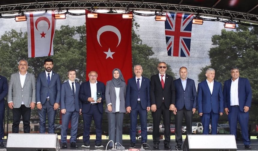 Luton Türk Festivali’nde barış güvercinleri gökyüzünde
