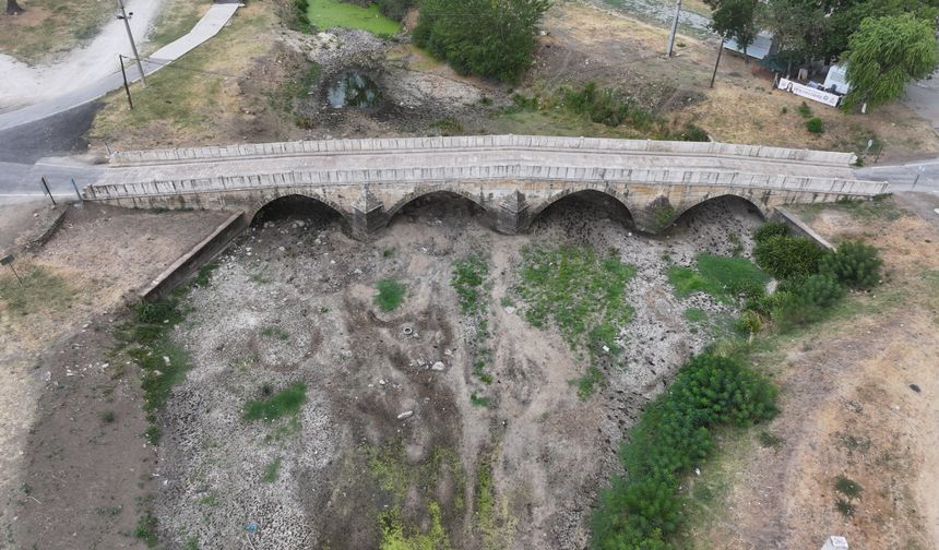 Edirne'deki Tunca Nehri'nde kuraklık ve tarımsal faaliyetler nedeniyle su akışı durdu.